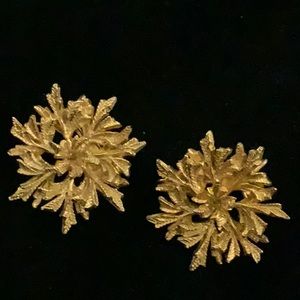 Vintage Textured Mid-Century 18 karat yellow floral motif earrings. 30mm